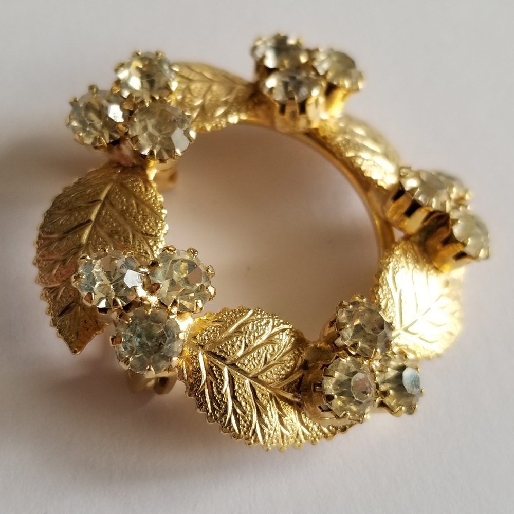 Vintage brooch leaves and clear rhinestones broach pin gold tone circle - Picture 7 of 8